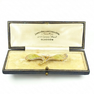 Antike Brosche Jugendstil, 18K Gelbgold, Fensteremail, Ahornsamen mit 2 echten Perlen und 21 Diamant Rosen, pavé