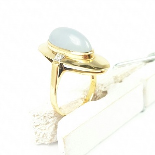 Ring mit Mondstein oval und zwei Diamanten. Klassischer 50er Jahre Stil. 